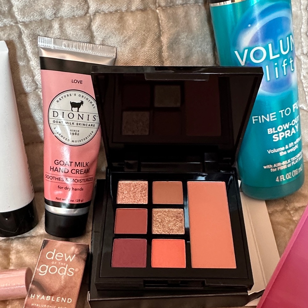 Large Box of Assorted Beauty and Skincare Collections - Picture 8 of 15